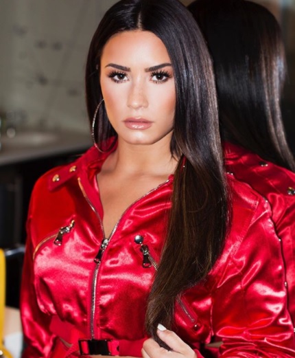 Demi Lovato pociągająco w czerwonym płaszczu