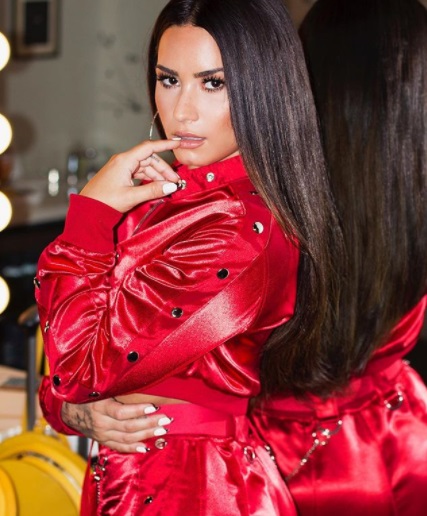 Demi Lovato pociągająco w czerwonym płaszczu