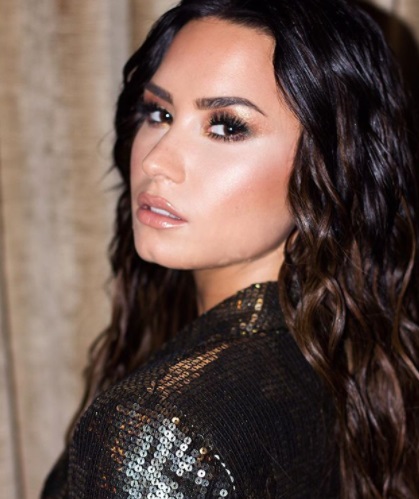 Demi Lovato w obcisłej skórzanej stylizacji