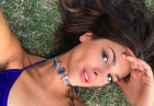 Eiza Gonzalez wypoczywa na trawie