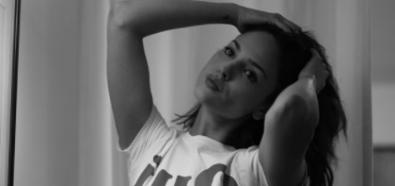 Eiza Gonzalez w koszulce bez bielizny