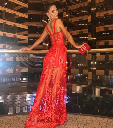 Ellie Gonsalves w eleganckiej czerwonej sukni