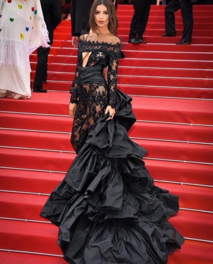 Emily Ratajkowski w czerni na gali Cannes