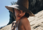 Emily Ratajkowski na plaży w białym bikini