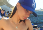 Emily Ratajkowski na meczu bejsbola