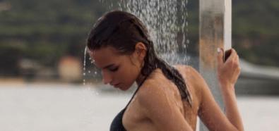 Galina Dub bierze prysznic w bikini