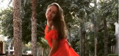 Galinka Mirgaeva w soczyście czerwonej sukni z falbanami