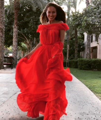 Galinka Mirgaeva w soczyście czerwonej sukni z falbanami