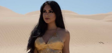 Jailyne Ojeda Ochoa w złotym bikini na pustyni