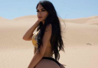 Jailyne Ojeda Ochoa w złotym bikini na pustyni