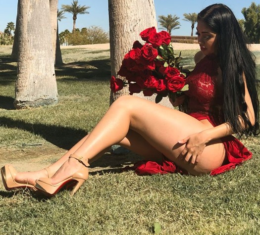 Jailyne Ojeda Ochoa sexi w czerwieni z różami