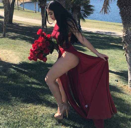 Jailyne Ojeda Ochoa sexi w czerwieni z różami