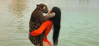 Jailyne Ojeda Ochoa z tygrysem w wodzie