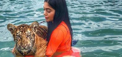 Jailyne Ojeda Ochoa z tygrysem w wodzie
