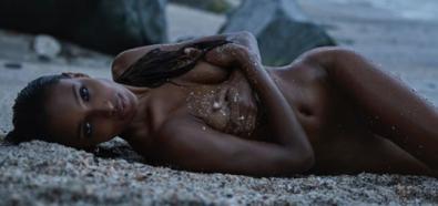 Jasmine Tookes nago w piasku