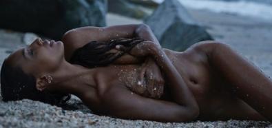 Jasmine Tookes nago w piasku