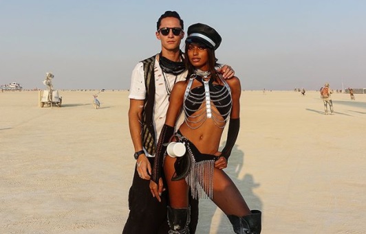 Jasmine Tookes niczym wojowniczka na Burning Man
