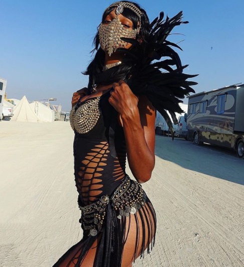 Jasmine Tookes niczym wojowniczka na Burning Man