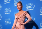 Jennifer Lopez w elegankciej beżowej sukni