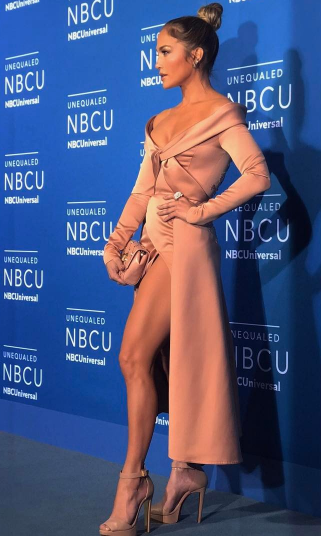 Jennifer Lopez w elegankciej beżowej sukni