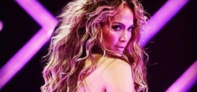Jennifer Lopez w sportowym staniku