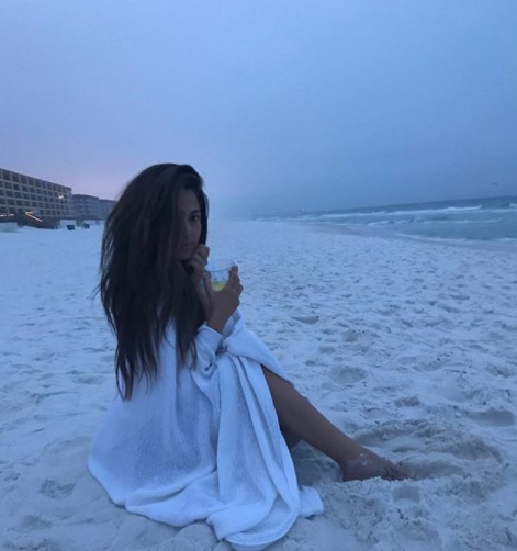 Jessica Burciaga samotnie na plaży