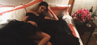 Kendal Jenner zmysłowo w łóżku