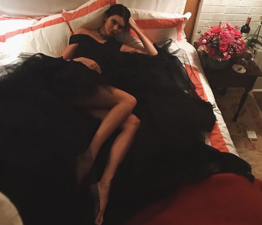 Kendal Jenner zmysłowo w łóżku