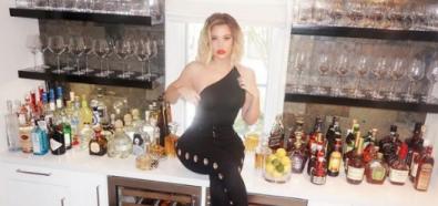 Khloe Kardashian pociągająco w kuchni pełnej alkoholu