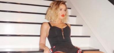 Khloe Kardashian rozkraczona na schodach