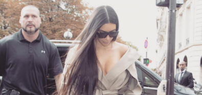 Kim Kardashian z dużym dekoltem w płaszczu