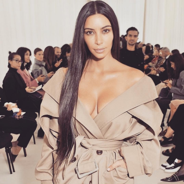Kim Kardashian z dużym dekoltem w płaszczu