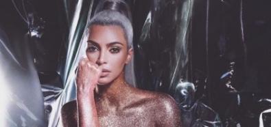 Kim Kardashian nago cała w brokacie