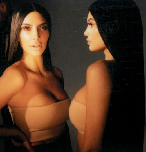 Kim Kardashian w obcisłych legginsach