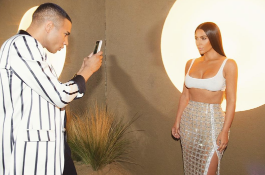 Kim Kardashian w prześwitującej stylizacji