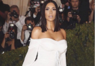 Kim Kardashian odsłoniła dekolt i ramiona