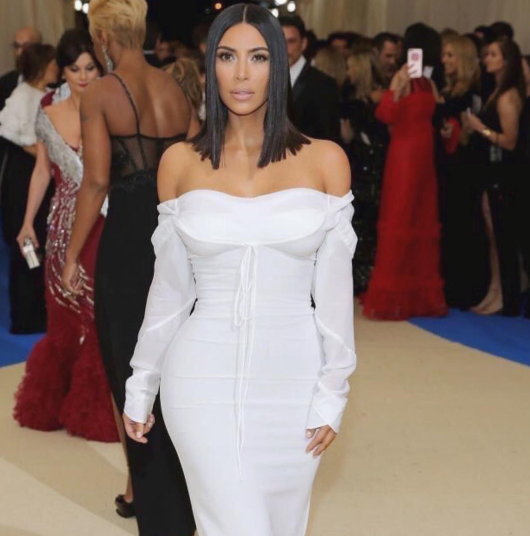 Kim Kardashian odsłoniła dekolt i ramiona
