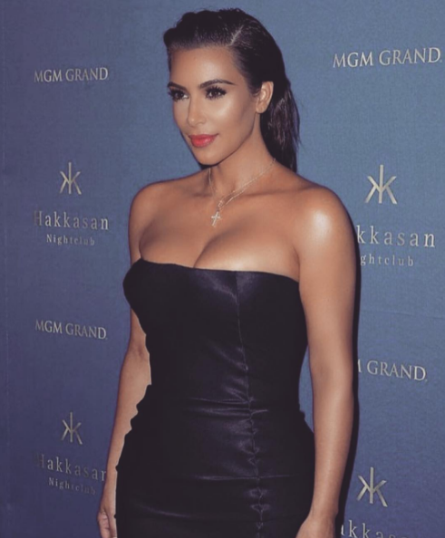 Kim Kardashian w odważnych kreacjach u boku męża