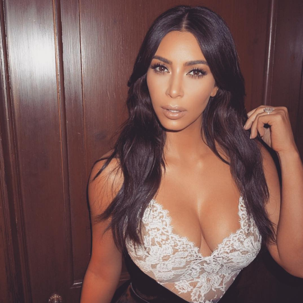 Kim Kardashian w seksownej czarnej sukience