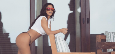 Kim Kardashian pokazała nagą pierś