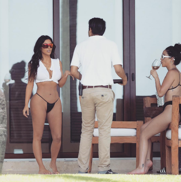 Kim Kardashian w bardzo skąpym bikini