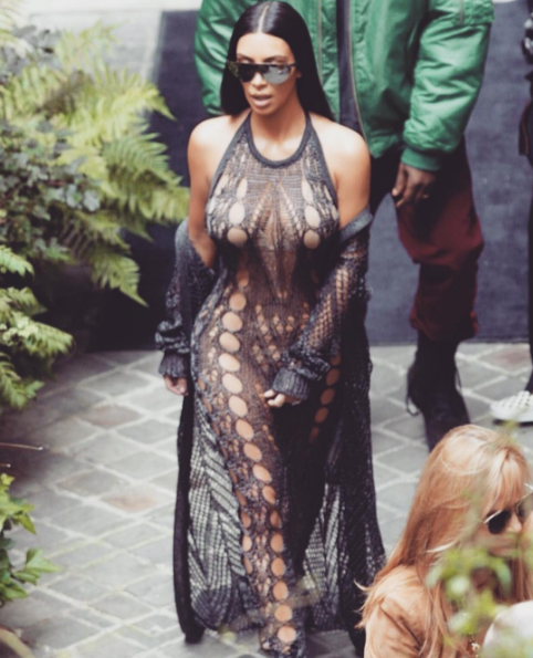Kim Kardashian w obcisłej beżowej sukni