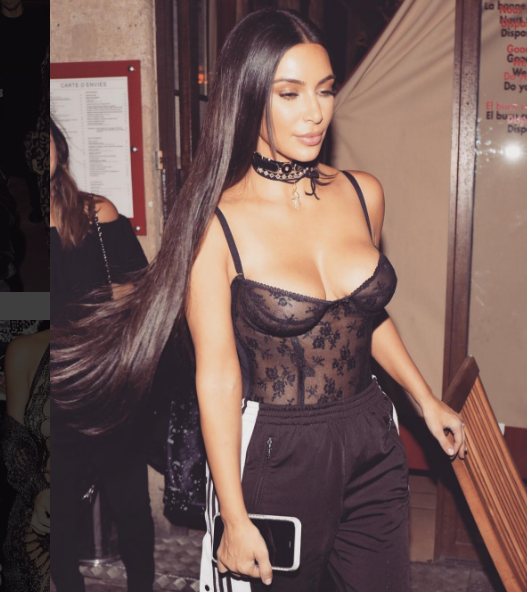 Kim Kardashian w obcisłej beżowej sukni