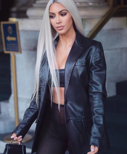 Kim Kardashian ponętnie w blond włosach