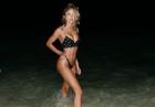Kimberley Garner nocą kąpie się w morzu w bikini