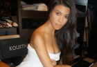 Kourtney Kardashian stylowo w wysokich kozakach