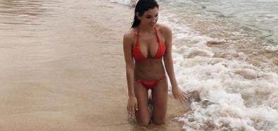 Kristina Basham zażywa kąpieli w czerwonym bikini