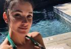 Kristina Basham relaksuje się w zielonym bikini