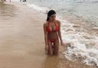 Kristina Basham zażywa kąpieli w czerwonym bikini