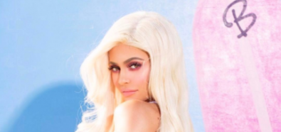 Kylie Jenner w kolorowym futrze